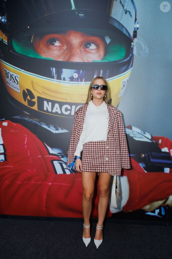 Jade Picon no Grande Prêmio de F1 2024com conjunto xadrez e salto