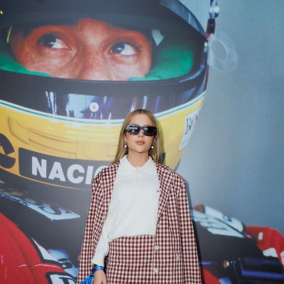 Jade Picon no Grande Prêmio de F1 2024com conjunto xadrez e salto