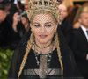 Madonna cobriu rosto com véu e usou coroa com crucifixos no Met Gala 2018