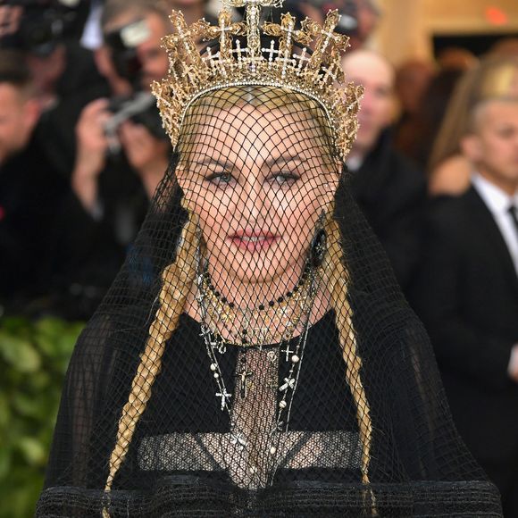 Madonna cobriu rosto com véu e usou coroa com crucifixos no Met Gala 2018