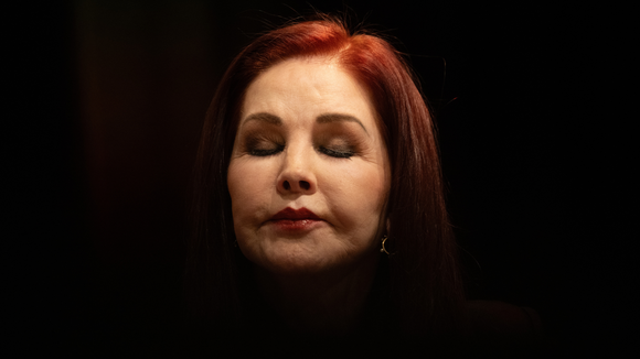 Viúva de Elvis Presley quebra o silêncio após processo que a acusa de matar a própria filha, Lisa Marie Presley, por dinheiro