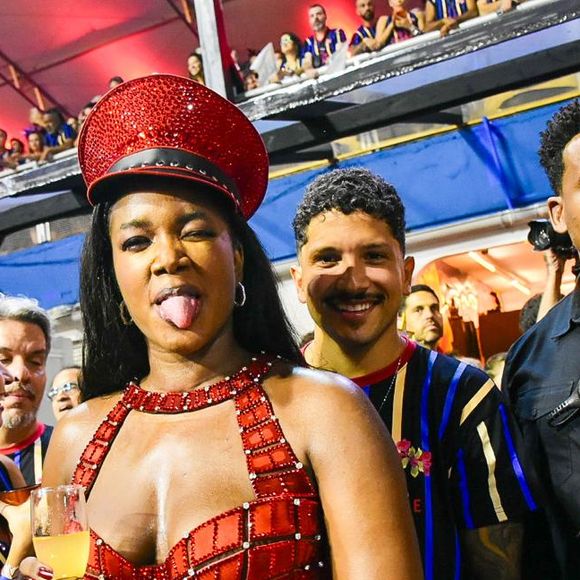 Carnaval 2025: Iza e Yuri Lima posaram abraçadinhos, enquanto a cantora fazia careta para a câmera