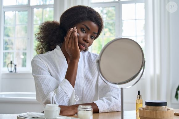 'Em peles oleosas ou com tendência à acne, pode ser denso demais. Também não seria minha primeira opção para peles muito sensíveis ou reativas, porque contém perfume e alérgenos de fragrância', explica a especialista sobre o Creme Nivea
