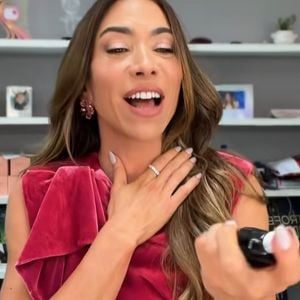 A ausência da aliança de Patrícia Abravanel não passou despercebida: no vídeo, a apresentadora aparece usando apenas um anel no dedo indicador da mão direita enquanto mostra um kit de perfumes da Jequiti, marca vinculada ao SBT, de acordo com a Band