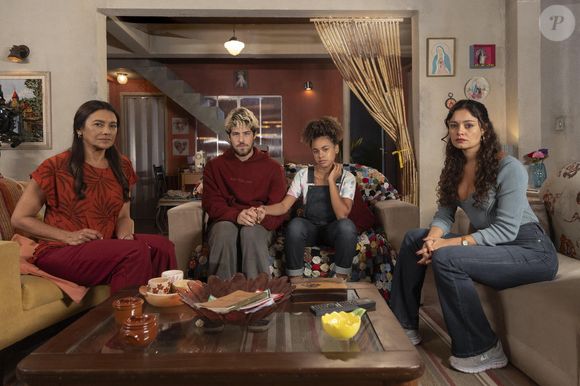 Gerluce (Sophie Charlotte) precisa lidar com a gravidez precoce da filha, Joélly (Alana Cabral)