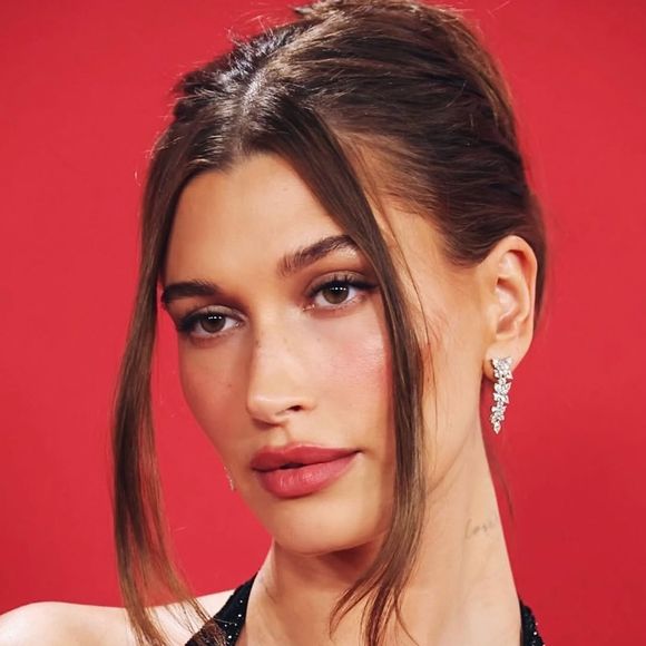 O sucesso do penteado está justamente na sua versatilidade.