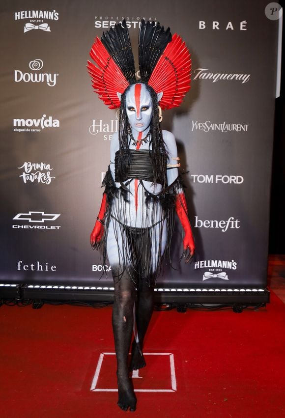 Baile de Halloween da Sephora 2025: Camila Pudim se fantasiou de 'Avatar' e roubou a cena no tapete