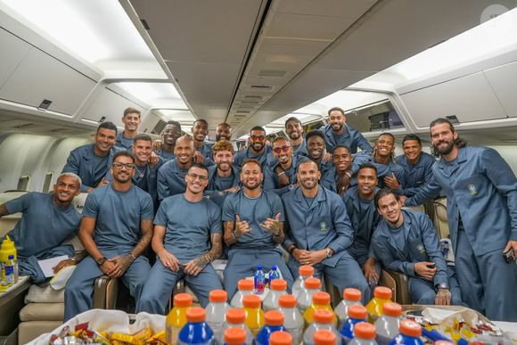 Antes mesmo da estreia na Copa do Mundo de 2026, a chegada da Seleção Brasileira aos Estados Unidos virou assunto nas redes. O uniforme de viagem assinado por Ricardo Almeida foi comparado a roupas de mecânicos, profissionais da saúde e até personagens da TV