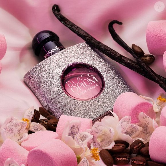Com alto rastro, o Black Opium Eau de Parfum Glitter reforça a ideia de que o perfume se tornou uma extensão da personalidade