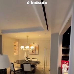 Segundo o vídeo publicado nas redes sociais, o espaço reúne áreas amplas de convivência, reforçando a sensação de uma residência de luxo em Manhattan