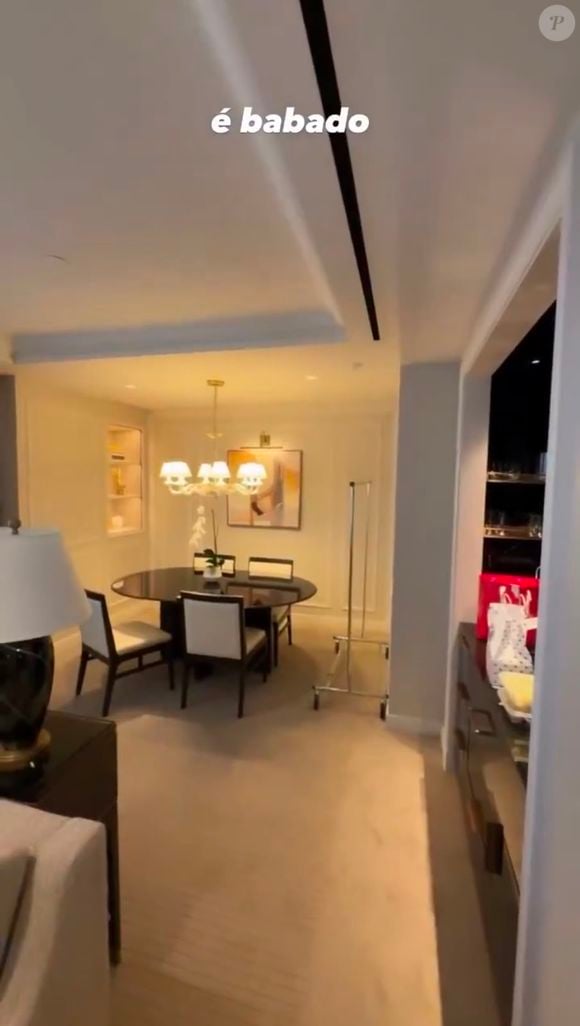Segundo o vídeo publicado nas redes sociais, o espaço reúne áreas amplas de convivência, reforçando a sensação de uma residência de luxo em Manhattan