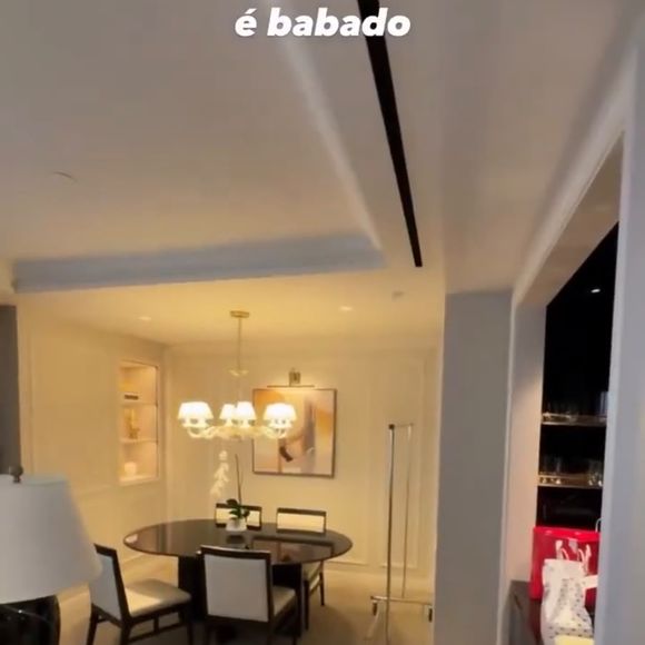 Segundo o vídeo publicado nas redes sociais, o espaço reúne áreas amplas de convivência, reforçando a sensação de uma residência de luxo em Manhattan