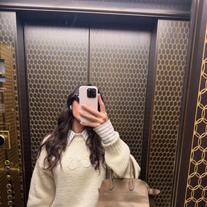 surgiu com uma proposta mais clean e aconchegante, vestindo a calça branca Danielle, da Khaite (R$ 3.357), combinada ao suéter de lã merino (R$ 2.990) e à camisa Vicente (R$ 1.390) — ambas da Mondepars, marca de Sasha Meneghel.