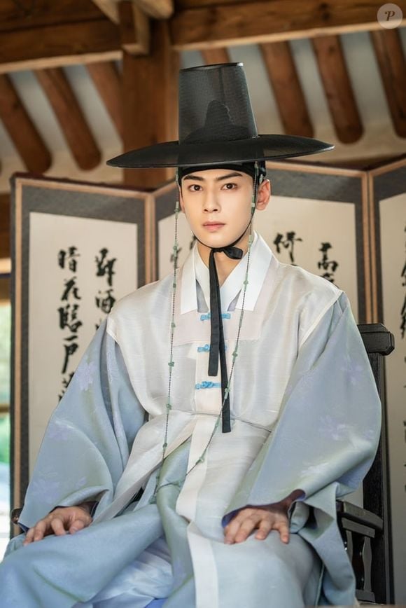 Em 'Hae-Ryung, a Historiadora', Cha Eun-woo é o Príncipe Yi Rim, o protagonista sensível e romântico que se envolve com uma mulher livre