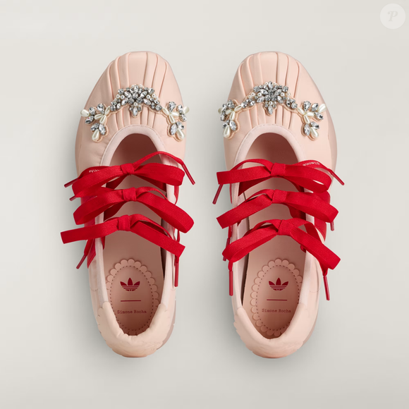 Adidas se une à estilista irlandesa Simone Rocha em sapatilha estilo taekwondo que mistura moda, conforto e delicadeza