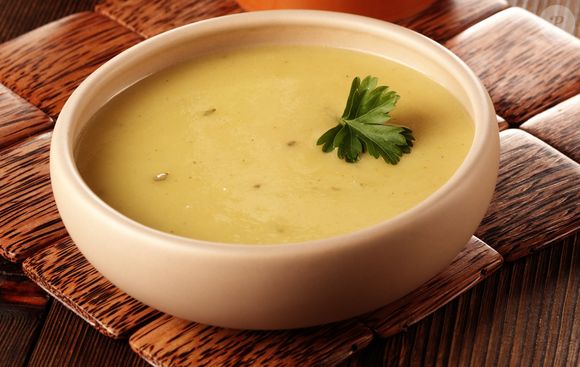 O preparo da sopa é simples: refogue o alho, cebola e gengibre no óleo de coco. Depois acrescente os demais ingredientes, cubra com água e deixe cozinhar até amolecerem