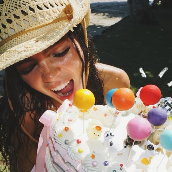 Para celebrar seu aniversário, Mel Maia apostou em uma festa simples ao lado de seus amigos em uma praia