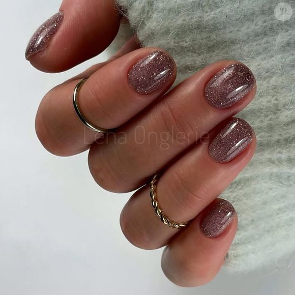 Unhas com aspecto translúcido como essa lilás que muda de cor são boas apostas para o Outono, pois transmitem modernidade.