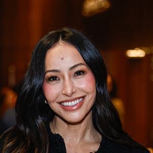 Nada básico! Sabrina Sato apostou em um visual que mistura referências clássicas e contemporâneas e transformou o look all black em um dos destaques da noite de estreia do monólogo de Taís Araújo em São Paulo