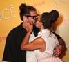 Sheron Menezzes ganhou um baita beijão do marido, Saulo Bernard, no tapete vermelho da première de 'Por Você'