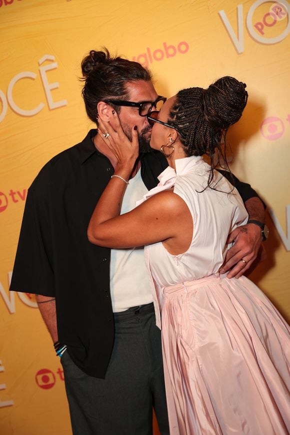Sheron Menezzes ganhou um baita beijão do marido, Saulo Bernard, no tapete vermelho da première de 'Por Você'