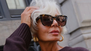 Víctor del Valle, cabeleireiro profissional: 'Para parecer jovem aos 60 anos, é preciso integrar os cabelos grisalhos no crescimento do cabelo com mechas muito finas'