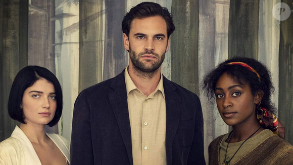 Simona Brown, Tom Bateman, Eve Hewson e Robert Aramayo estrelam Por Trás de Seus Olhos. A minissérie tem seis episódios e aposta em mistério e reviravoltas