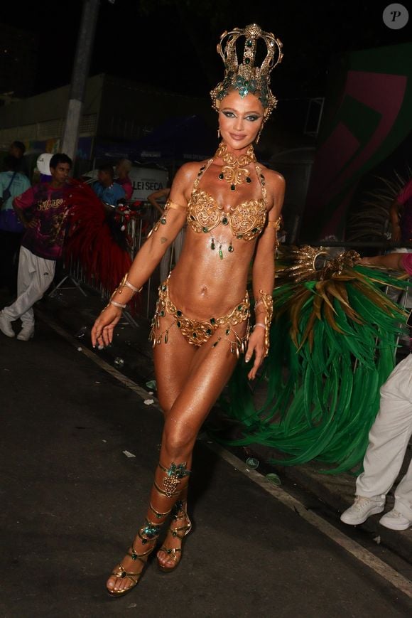 Após separação de Pedro Scooby, Cintia Dicker foi confirmada como musa do Salgueiro pelo segundo ano seguido no Carnaval 2027 - na foto, atriz e modelo na concentração da Sapucaí