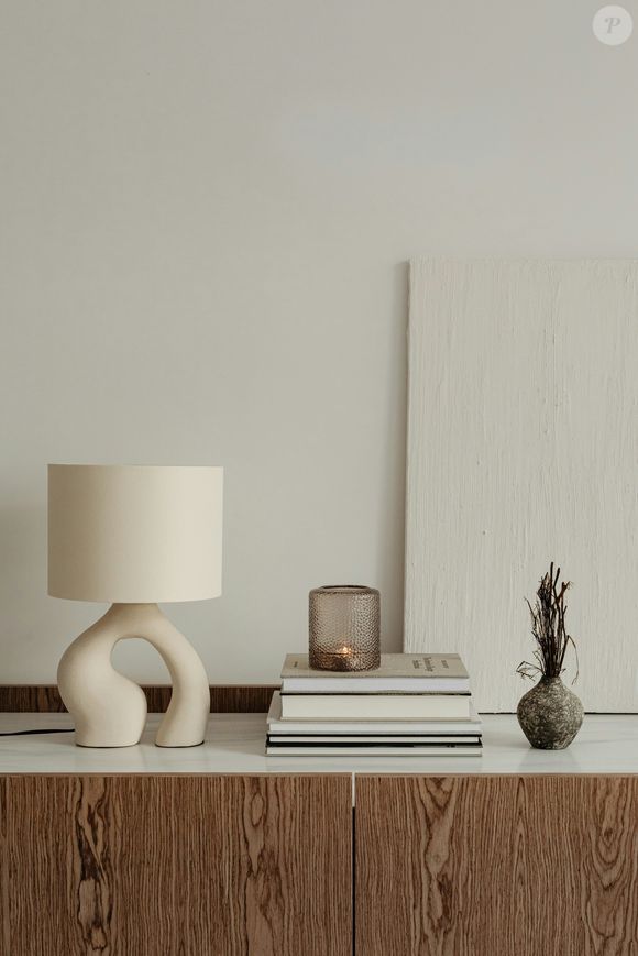 Nossa casa, e tudo o que há nela, torna-se parte da nossa identidade pessoal, e mostrá-la aos outros é revelar algo muito íntimo sobre nós mesmos. Se a casa está arrumada, acreditamos que projetamos competência, mas se está bagunçada, pensamos que projeta negligência , inadequação ou falta de autocontrole.