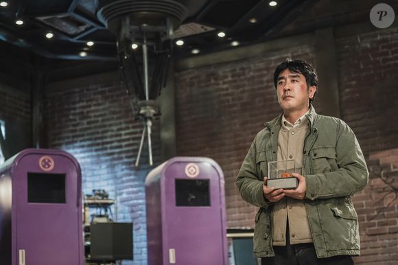 Pai da jovem, o empresário Choi Seon-man fica desesperado com sua transformação e tenta a todo custo mudar o quadro