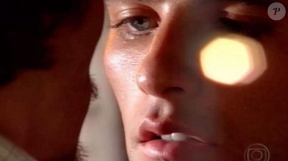 Há 21 anos, na novela 'América,', Júnior (Bruno Gagliasso) e Zeca (Erom Cordeiro) protagonizariam um lindo beijo, mas foi cortado quando os dois quase encostaram boca a boca no último capítulo da novela.