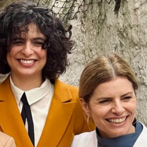 Discreta na vida íntima, Debora Bloch expõe motivo para ter postado fotos do casamento da filha, Júlia Anquier, com cantora: 'Foi…'