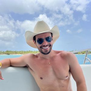 Apaixonado por praias, não faltam viagens com boas fotos nas redes sociais de Mariano