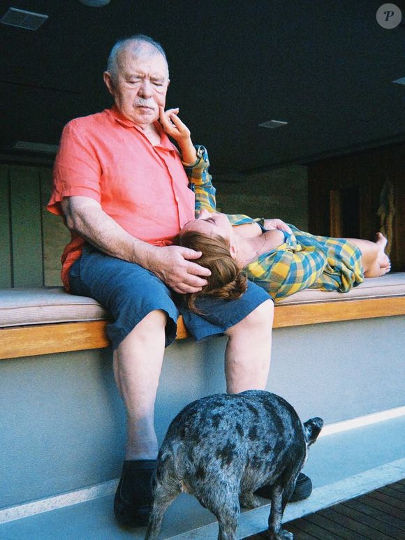O pai de Paolla Oliveira está com demência lobo frontal, doença quese assemelha ao do astro do cinema Bruce Willis