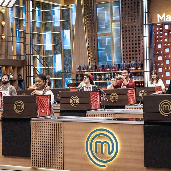 O sexto episódio do 'MasterChef Brasil 2026' teve ausência de Henrique Fogaça, bronca de Helena Rizzo e mais uma eliminação. Saiba quem deixou o reality da Band