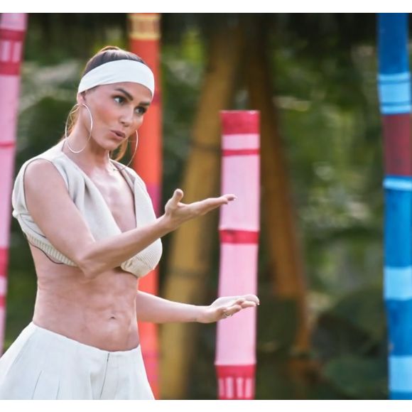 Looks da Deborah Secco em 'Terceira Metade': atriz se inspira e aposta em look esportivo, com faixa na cabeça e saia de prega