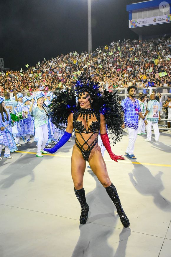 Viviane Araújo usou fantasia com LED no Carnaval 2025 tanto da Mancha Verde (foto) quanto do Salgueiro