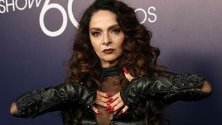Claudia Ohana, aos 63 anos, sobre amadurecimento e critica ao etarismo: 'Me perguntaram como era o sexo e se eu ia me aposentar. A mulher de 60 continua viva, bonita e na ativa.'
