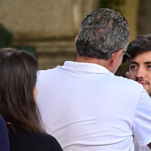 Velório de Laura Cardoso: bisneto da atriz é confortado no adeus à atriz