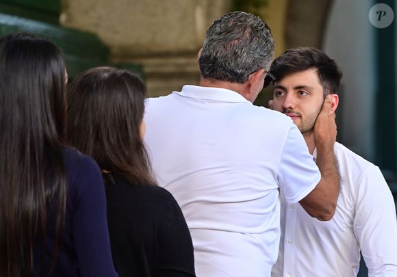 Velório de Laura Cardoso: bisneto da atriz é confortado no adeus à atriz