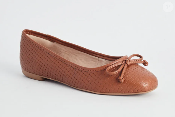 A sapatilha com inspiração de tressê da Sonho dos Pés, na cor marrom, traz bico redondo e lacinho, além de ter sido confeccionada em napa.