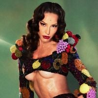 Sabrina Sato deixa corpo em evidência em aniversário de 45 anos e Nicolas Prattes reage: 'Uma maçã por dia...'. Fotos!