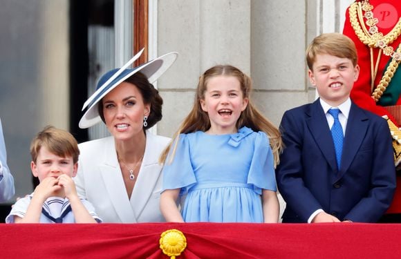 Princesa Charlotte, filha de Kate Middleton e Príncipe William, é irmã de Louis e de George.