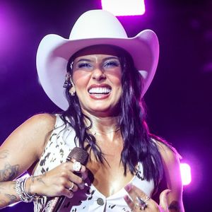 Ana Castela não se calou ao ver o comentário de uma moça que apontava que suas partes íntimas estavam marcadas