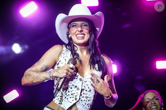 Ana Castela não se calou ao ver o comentário de uma moça que apontava que suas partes íntimas estavam marcadas