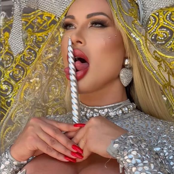 Andressa Urach surgiu vestida de 'santa'
