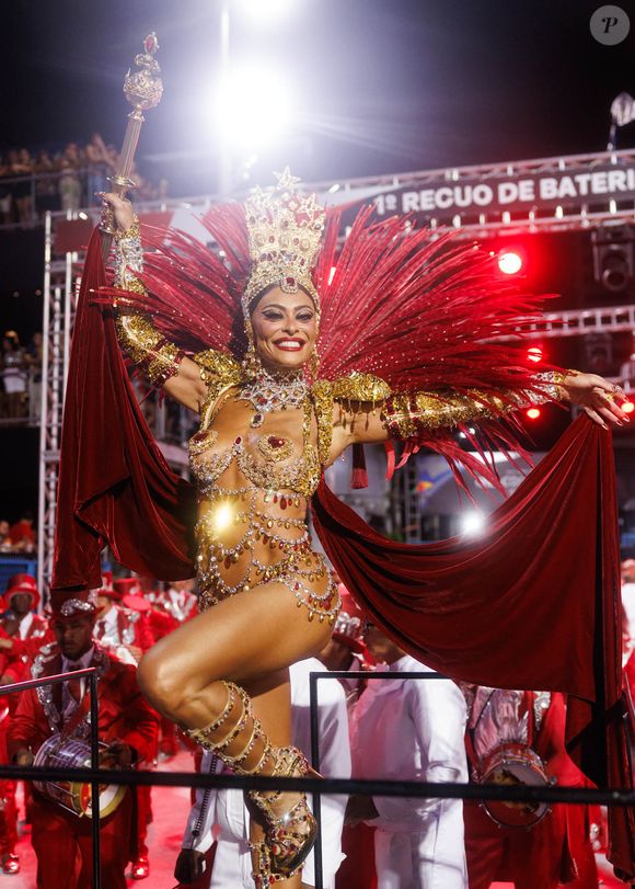 Fantasia de Juliana Paes levou 250 horas para ficar pronta, segundo informações do jornal O Globo