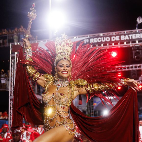 Fantasia de Juliana Paes levou 250 horas para ficar pronta, segundo informações do jornal O Globo