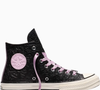 A Converse se uniu à Hello Kitty and Friends para apresentar uma coleção limitada inspirada na amizade entre My Melody e Kuromi, duas personagens com personalidades distintas. Entre os destaques está o Chuck 70 de couro preto e cano alto, que mistura a estética alternativa com detalhes delicados e referências ao universo kawaii