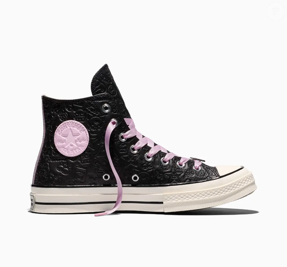 A Converse se uniu à Hello Kitty and Friends para apresentar uma coleção limitada inspirada na amizade entre My Melody e Kuromi, duas personagens com personalidades distintas. Entre os destaques está o Chuck 70 de couro preto e cano alto, que mistura a estética alternativa com detalhes delicados e referências ao universo kawaii